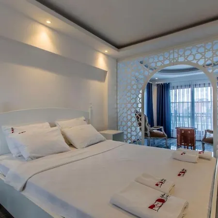 Luxurious With Private Pool In Antalya 3*